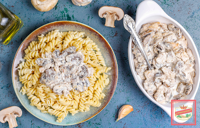 Паста с курицей и грибами в сливочном соусе фото